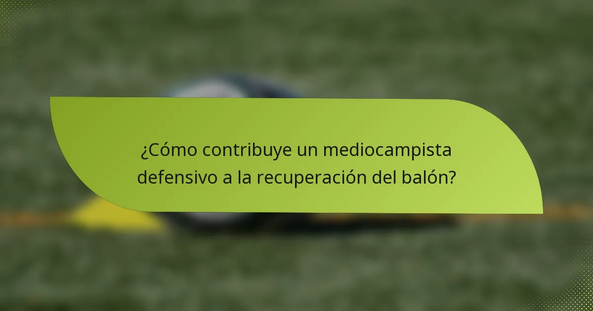 ¿Cómo contribuye un mediocampista defensivo a la recuperación del balón?
